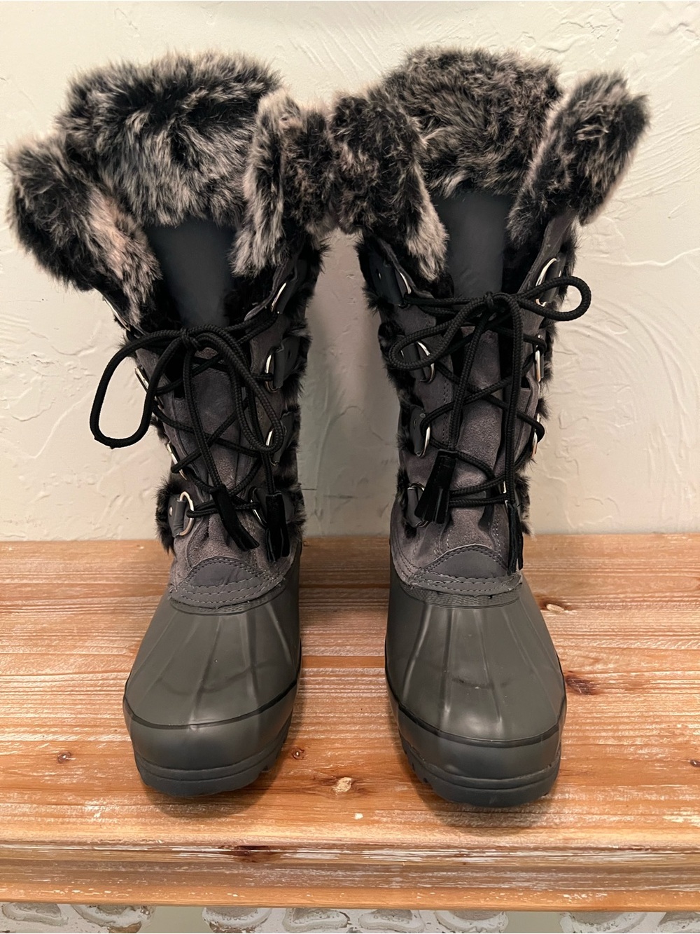 Khombu Women’s Gray and Black Faux-Fur Lace-Up Winter Boots. Size 7M